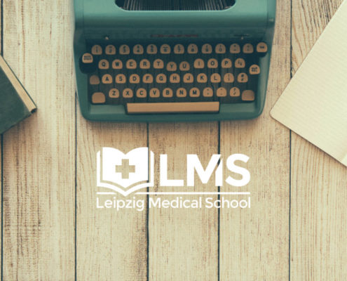 Holztisch, Schreibmaschine und Pressemitteilung der LMS Leipzig Medical School